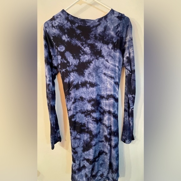 Young Fabulous & Broke blue tie dye bodycon dress. Ruching at bottom - Picture 2 of 4